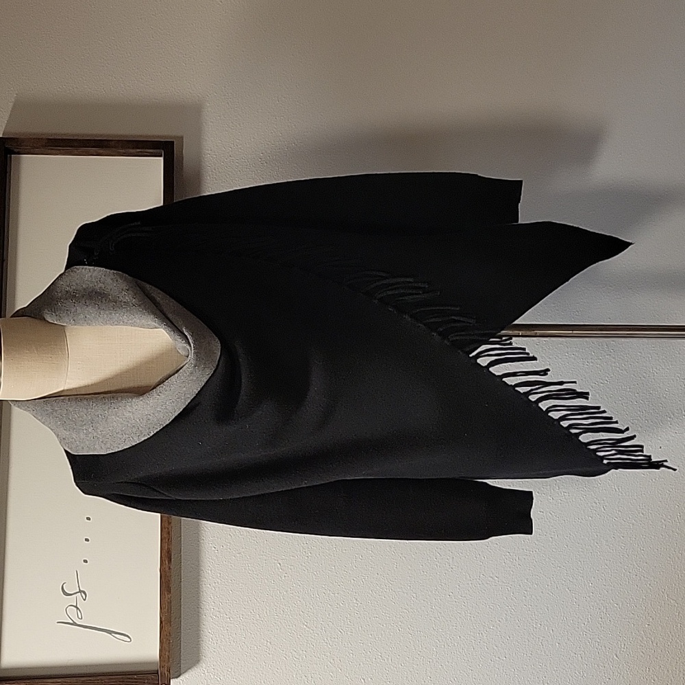OLIVER by escio, long sleeve fringed cape